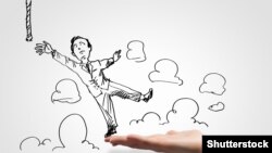 Bir adamyň ýokardan asylan ýüpi eli bilen çekjek bolup duran pursady.