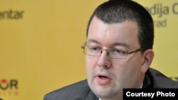 Antić: To je zemlja u kojoj za Srbe važi jedan zakon, a za sve druge važe drugi zakoni, zemlja u kojoj su uvijek dobrodošli razni duvanski bosovi i politički mračnjaci iz republike Srbije.