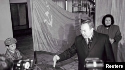 Нұрсұлтан Назарбаев сайлау учаскесіне жұбайы Сарамен және жиені Нұрәлимен (сол жақта) алғашқы президент сайлауында дауыс беріп тұр. Алматы. 1 желтоқсан, 1991 жыл.
