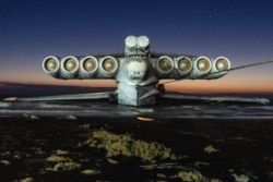 Екранопланът закотвен на няколко метра от брега на морето в Дербент