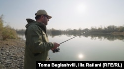 ლევან თასოშვილი ამ ტყეში და ტბებზე ბავშვობიდან დადის - ის სპორტსმენი მეთევზეა.