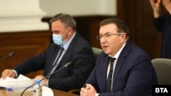 Главният здравен инспектор Ангел Кунчев (вляво) и министърът на здравеопазването Костадин Ангелов