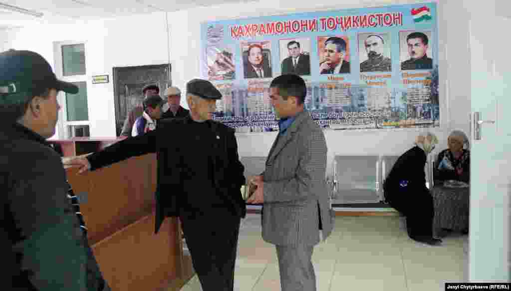 Сүрөттө: Өкмөттүк кеңседен көрүнүш, Мургаб шаары. Арткы дубалдагы &laquo;Баатырлар&raquo; деген тактада Мургабдан бир да кишинин ысмы жок.