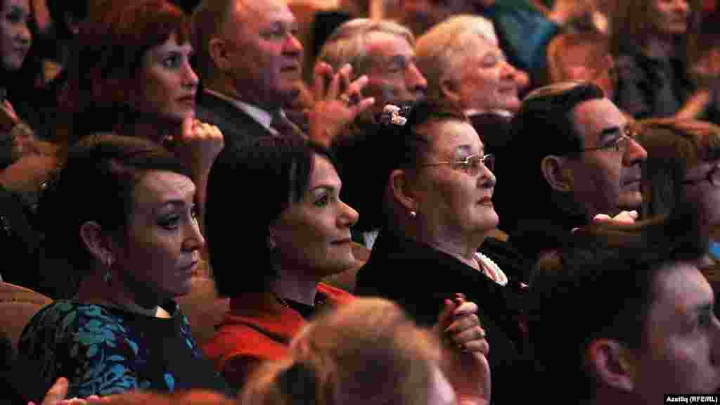 Камалда "Тантана" бүләкләү тамашасында Тинчурин театры артистлары: Резедә Төхбәтуллина, Исламия Мәхмутова, Зөфәр Харисов