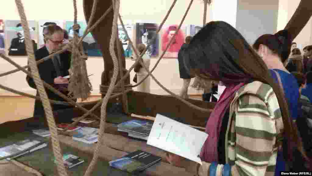 Посетителям выставки предлагалось почитать книги на тему сталинских репрессий. Книги были специально уложены и подвешены в увеличенную в размерах колыбель.