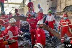 Қизил ярим ой жамияти қутқарувчилари Теҳрондаги вайроналар ичида ишлашяпти. 17 июн, 2025 йил.