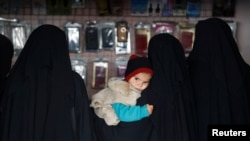 Бала көтөргөн аял.