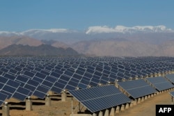 Шинжан уйгур автоном районунда Кытай -Евробиримдик чогуу курган күндун кубатын энергияга айлантчу солярдык станция.