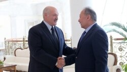 Беларустун президенти Александр Лукашенко менен Кыргызстандын мурдагы президенти Курманбек Бакиевдин жолугушуусу. Минск, 6-август, 2019-жыл.