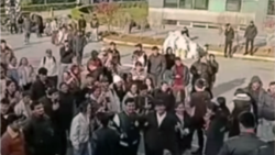 Stambul şäherindäki Altynbaş uniwersitetiniň Mahmutbeýdäki okuw binasynyň daşynda duran türkmenistanly studentler. 18-nji dekabr, 2025 ý.