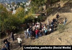 Краєвид на Полікурівський пагорб у Ялті, жовтень 2025 року