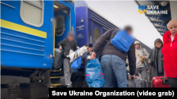 Встреча украинских детей, которых волонтерам Save Ukraine удалось вывезти из российской оккупации. Киев, железнодорожный вокзал