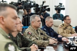 Чрезвычайное совещание с участием военного командования в Польше, организованное премьером Дональдом Туском (на фото нет). Варшава, 10 сентября 2025 года