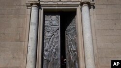 Slika kardinala koji su glasali na najdužoj konklavi u historiji Rimokatoličke crkve urezana je na bronzanim vratima crkve Svetog Lorenza u Viterbu, Italija, 2. maja 2025.