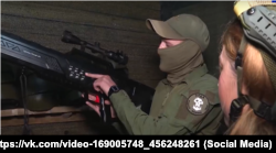 Военный демонстрирует антидроновое ружье 126-й ОБрБО ВС РФ российского производства