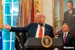 Президент США Дональд Трамп виступає під час церемонії складання присяги Віткоффом в Овальному кабінеті Білого дому у Вашингтоні, округ Колумбія, США, 6 травня 2025 року