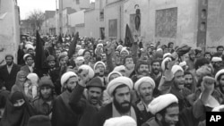 ირანის ლიდერის, აიათოლა ხომეინის მიმართ სოლიდარობის გამოსახატად, მოლები მართავენ მსვლელობას 1979 წლის 17 დეკემბერს. ხომეინი ირანის უზენაესი ლიდერი სწორედ დეკემბერში გახდა.