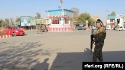 وزارت‌های امور داخله و دفاع گفته‌اند در نبردهای سه روز گذشته دست کم پنج نظامی افغان کشته شده‌اند.