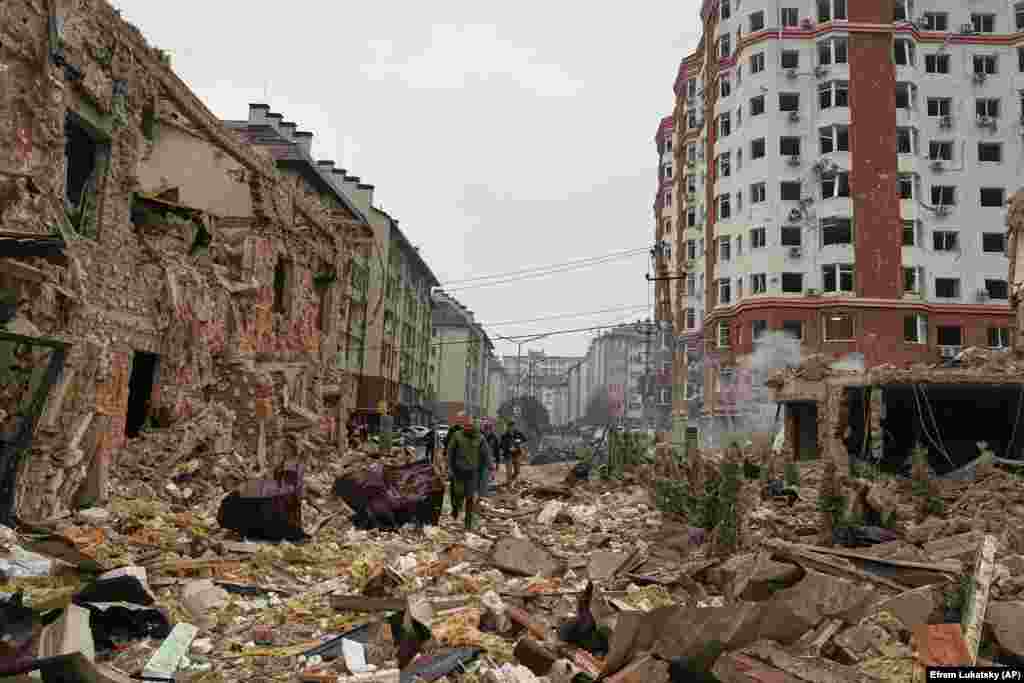 Як передає кореспондент Радіо Свобода, таунхауси здали нещодавно: подекуди люди ще не встигли навіть ремонт зробити. В сусідніх багатоповерхівках повибивало вікна. Тут обійшлося без жертв після атаки РФ