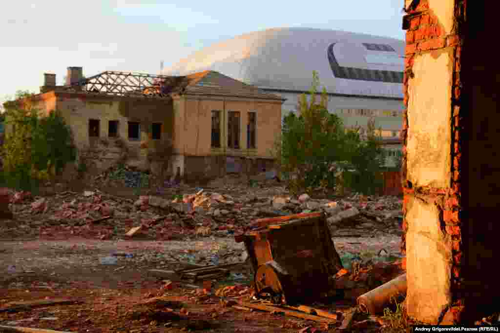 Как, например, корпуса завода "Сантехприбор", над которыми возвышается надувной купол Академии тенниса Шамиля Тарпищева &mdash; новая доминанта Адмиралтейки.&nbsp;