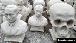 Гіпсові бюсти президента Росії Володимира Путіна і череп на вуличному ринку в російському Курську