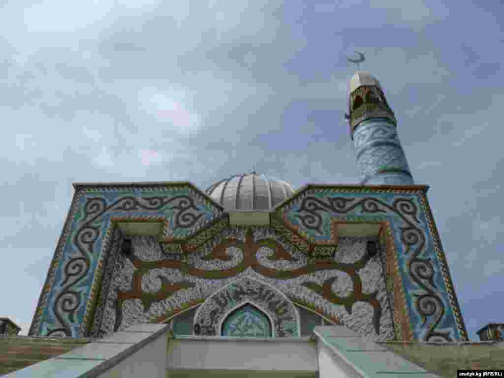 В ее архитектере четко прослеживается орнаменты, характерные для кочевников