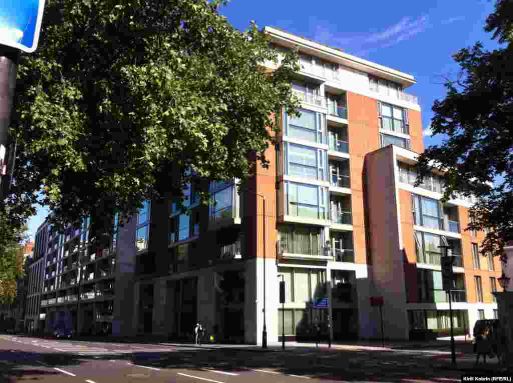 Один из "миллионерских" домов в лондонском районе Найтсбридж, на одноименной улице, рядом с одноименной станцией метро.