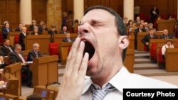 Беларус парламентиндеги уйкулуу депутаттар. (иллюстрация)