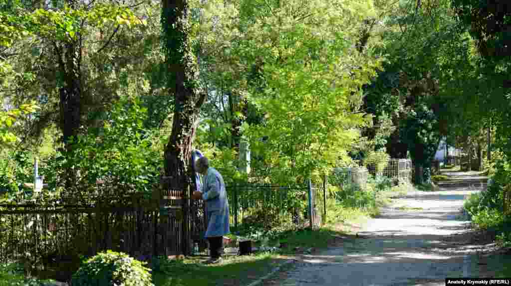 Bu aqay, 1956 senesi vefat etken qartbabasınıñ qabrini abadanlaştıra