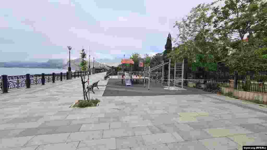 Yalı kenarındaki bala meydançığı yaz mevsimi arfesinde tamir etilmedi – qapalı tura, Sudaq, Qırım, 2025 senesi iyün ayı