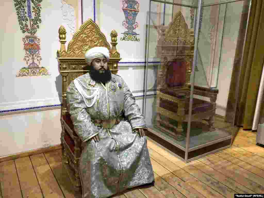 Намоде аз Амир Олимхон дар қасри арки Бухоро.