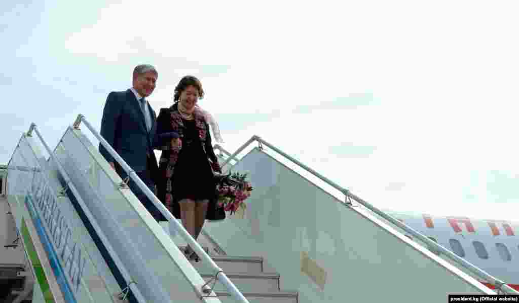 Кыргыз президенти Алмазбек Атамбаевдин жубайы Раиса Атамбаева менен Ташкент аба бекетине келген учуру.&nbsp;