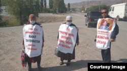 Оштон Бишкекке жөө бара жаткандар. Жалал-Абад облусу, 4-октябрь, 2021-жыл.