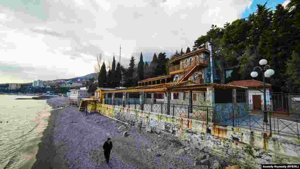 Baar başında suv suvuq. Deñizde tek kiyik papiyler çifti yalday