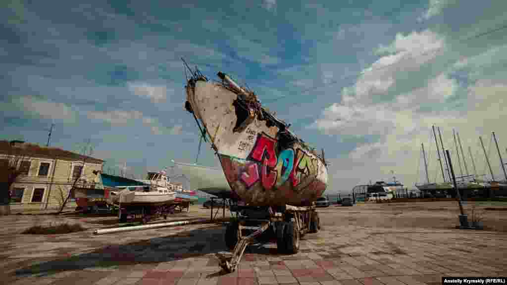 Bu yahta üzerinde deñiz dalğaları, vaqıt ve graffiti ustaları çalışqan