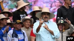 نیکلاس مادورو، رئیس‌جمهور ونزوئلا (نفر جلو) در جمع شماری از هوادارانش