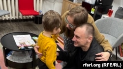 «Ազատություն/Ազատ Եվրոպա» ռ/կ բելառուսական ծառայության թղթակից Անդրեյ Կուզնեչուկը հանդիպում է ընտանիքի հետ, 12-ը փետրվարի, 2025թ., Վիլնյուս, Լիտվա