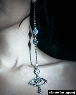 Сережки для виступу Jerry Heil у 2024 році