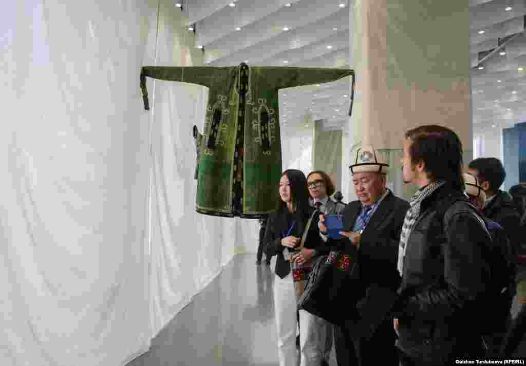 Борбор Азиядагы үч мамлекеттин изилдөөчү, тарыхчылары деколонизация темасын талкуулоо үчүн Бишкекке чогулду. Соңку убактарда "деколонизация" деген сөз чөлкөмдө актуалдашып, ар кандай талкууларга жем таштап келет. "Эсимде" изилдөө аянтчасынын&nbsp;IV Эл аралык конференциянын алгакында өткөн көргөзмө.&nbsp; &nbsp;