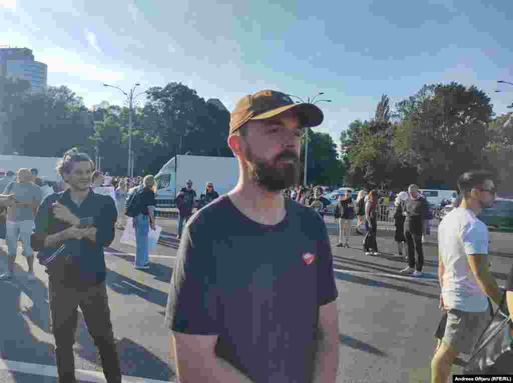 Bogdan (32 de ani) a participat la protest deoarece, spune el, „a avut loc o crimă care ne-a șocat pe toți. Violența împotriva femeilor este trecută cu vederea. Asta se întâmplă și din cauza lipsei de educație și pentru că autoritățile nu fac nimic”.