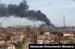 Дим над металургійним комбінатом «Азовсталь», де тримали оборону українські бійці і по якому російські військові завдавали постійних авіаційних ударів. Маріуполь, 25 квітня 2022 року