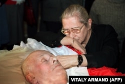 Bonner se posljednji put oprostila od svog supruga u Moskvi 17. decembra 1989. Do vlastite smrti 2011. nastavila je neumorno raditi na ljudskim pravima, a pomagala je i u osnivanju fondacije Saharov, koja je posvećena očuvanju njegovog nasljeđa.