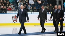 Александр Лукашенко, Уэйн Грецки, Владислав Третьяк и Вячеслав Фетисов во время "Матча всех звезд" КХЛ в Минске, 31 января 2010 года