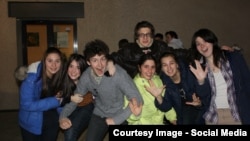 Варвара Караулова (оңдо) классташтары менен. 2012-жыл