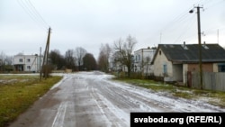 Вуліца з панэльнымі двухпавярховікамі