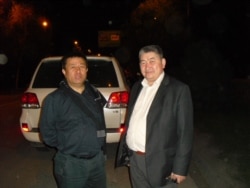 Чыныбай Турсунбеков (солдо) жана Тынчтыкбек Чоротегин Бишкек шаарында. 24.4.2020.