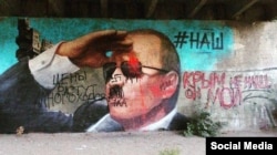 Невідомі перетворили Путіна на Гітлера на графіті в Ялті й написали, що «Крим не наш», вересень 2015 року