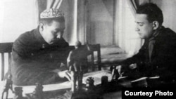 Абдыкадыр Орозбеков иш бөлмөсүндө. Архив сүрөт.