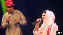 Cântăreața afgană Zulala Hashemi (d) cântă alături de concurentul Sayed Jamal Mubarez (s) în timpul concursului muzical de televiziune Steaua Afgană.