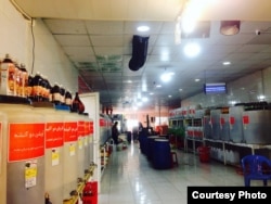 В Ширазе существует необычный вид семейного бизнеса. Вы приходите со своей тарой прямо домой к местным, на первом этаже которого они литражом продают гранатовый сок и другие натуральные напитки.